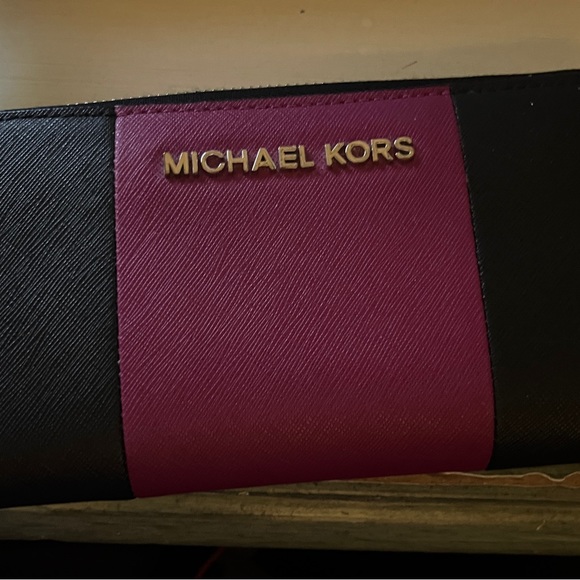 New Authentic Michael Kors Wallet - Picture 1 of 3